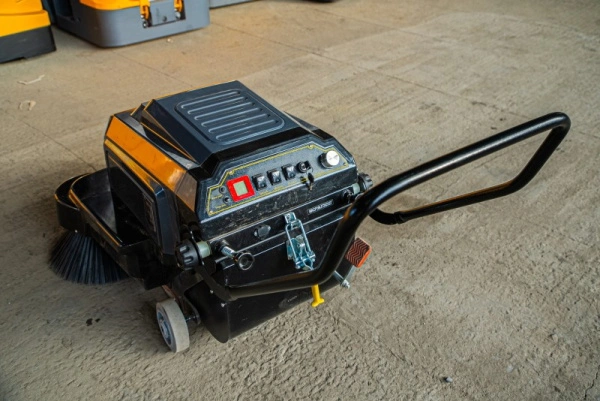 Машина подметальная с АКБ GEL 12/100 В/Ач TOR A100